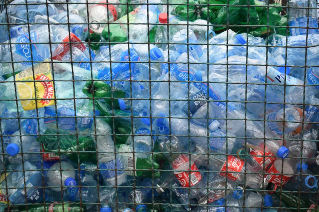 Botellas plásticas separadas y listas para el reciclaje
